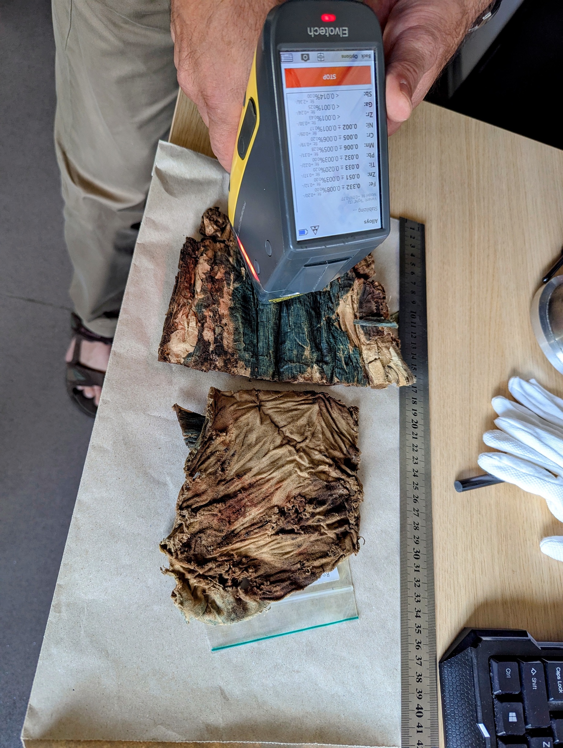 Měření chemického složení desek jednoho ze sešitů pomocí ručního fluorescenčního spektrometru.